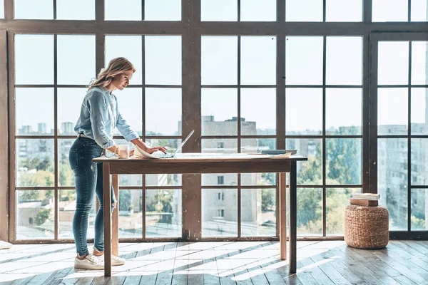 Schöne Blonde Frau Mit Laptop Holztisch Modernem Büro Mit Großem — Stockfoto