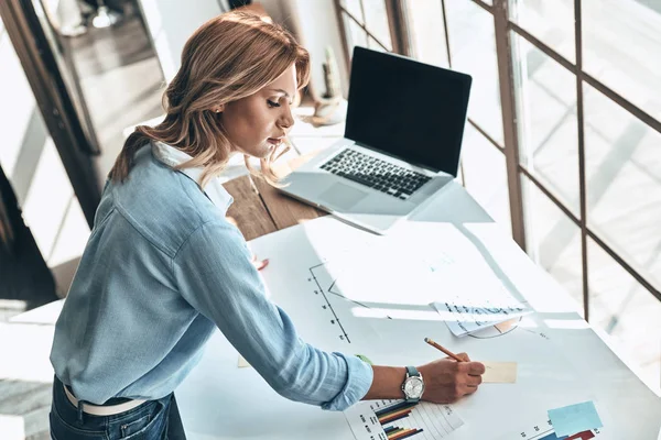 Mujer Joven Rubia Seria Escribiendo Plano Mientras Trabaja Oficina Creativa — Foto de Stock