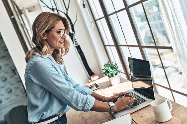 Femme Blonde Utilisant Ordinateur Portable Dans Bureau Créatif — Photo