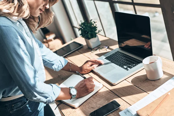 Blond Affärskvinna Skriver Idéer Lärobok Dagbok Vid Bord Med Laptop — Stockfoto