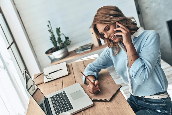 Sonriente Hermosa Mujer Rubia Hablando Teléfono Móvil Escribiendo Notas Libro — Foto de Stock