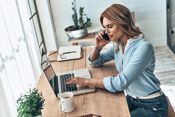 Krásná Usměvavá Blondýna Žena Mluví Telefonu Pomocí Přenosného Počítače — Stock fotografie