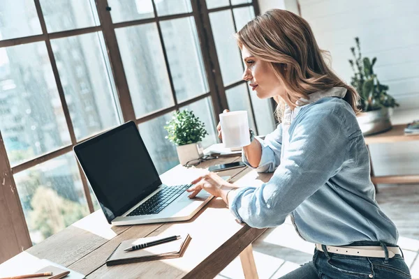 Mulher Loira Usando Laptop Segurando Xícara Chá — Fotografia de Stock