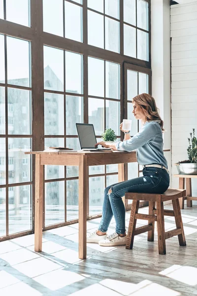 Schöne Blonde Frau Mit Laptop Holztisch Und Teetasse Der Hand — Stockfoto