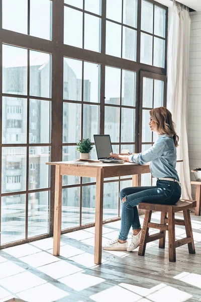 Arbeitsfrau Mit Laptop Kreativem Büro Mit Großer Fensterwand — Stockfoto
