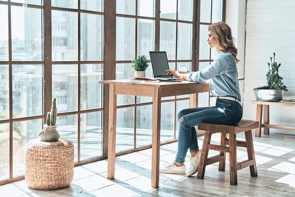Schöne Blonde Frau Mit Laptop Tisch Während Sie Kreativen Büro — Stockfoto