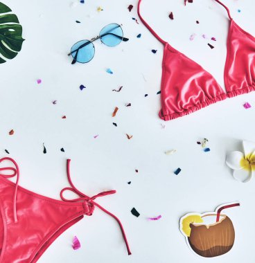 düz bikini, güneş gözlüğü, Hindistan cevizi ve beyaz arka planı yalan çiçek shot yatıyordu