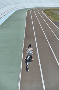 arkadan görünüşü start çizgisinde Stadı, çalışmaya hazır üzerinde duran kadın 