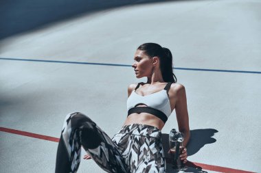 esmer kadın koşu parkuru stadyum üzerinde dinlenme giyim spor 