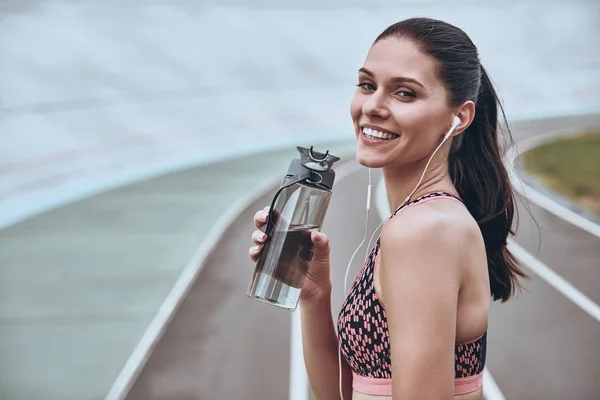 Mulher Morena Roupas Esportivas Olhando Para Câmera Segurando Garrafa Com — Fotografia de Stock