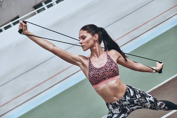 Bela Jovem Mulher Roupas Esportivas Exercitando Com Banda Resistência Livre — Fotografia de Stock