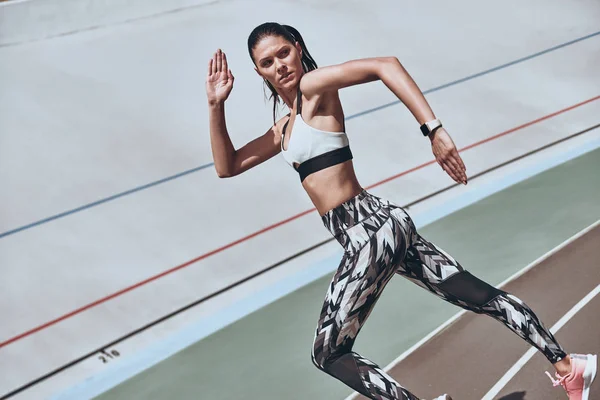 Açık havada çalışan giyim spor güzel esmer kadın 