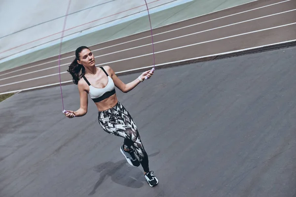 Sportive Woman Sports Clothing Skipping Rope While Exercising Outdoors — Stock Photo, Image