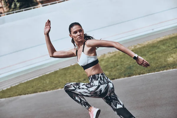 Hermosa Mujer Joven Ropa Deportiva Corriendo Aire Libre — Foto de Stock