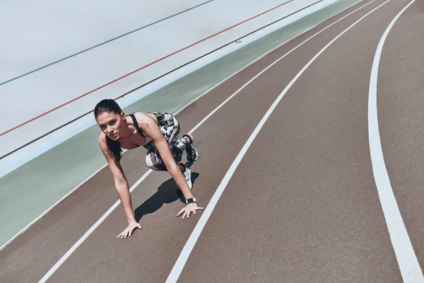 Mujer Pie Línea Salida Estadio Listo Para Correr —  Fotos de Stock