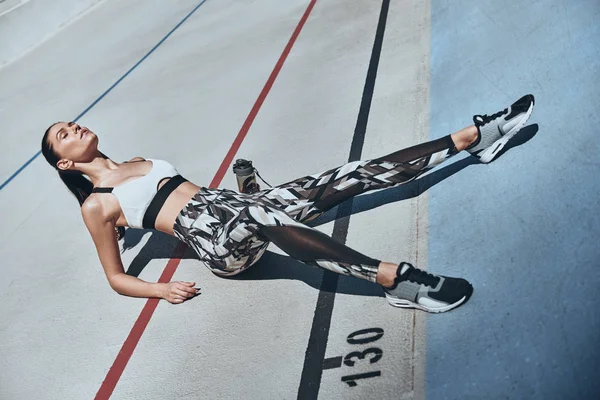 Brunette Vrouw Sportkleding Rustend Atletiekbaan Stadion — Stockfoto