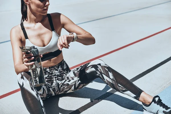 kadın zaman kontrol ve su şişe tutan spor top 