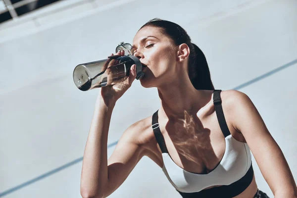 Brunetka Kobieta Sportowe Odzież Spoczywającej Bieżnię Stadionu Wody Pitnej — Zdjęcie stockowe