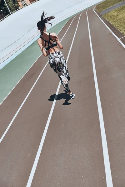 kadın açık havada egzersiz yaparken koşu giyim spor