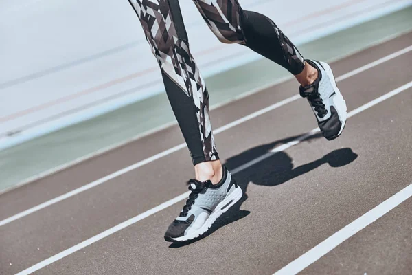 Teilansicht Weiblicher Beine Beim Joggen Auf Der Laufbahn — Stockfoto