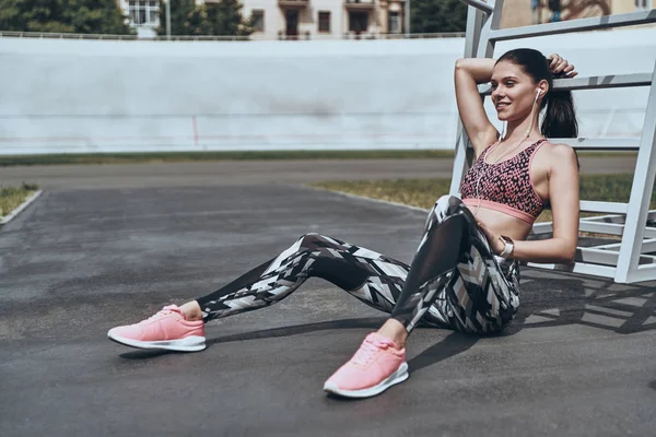 Morena Mujer Ropa Deportiva Descansando Estadio Atletismo Con Música Auriculares —  Fotos de Stock