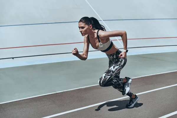 Morena Mujer Ropa Deportiva Corriendo Aire Libre — Foto de Stock