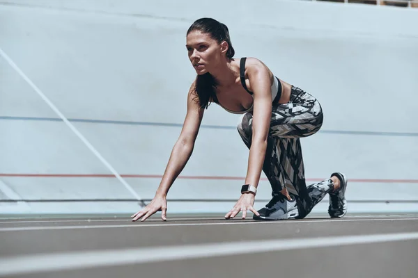 Hermosa Mujer Deportiva Pie Línea Salida Estadio Pista Atletismo Listo —  Fotos de Stock