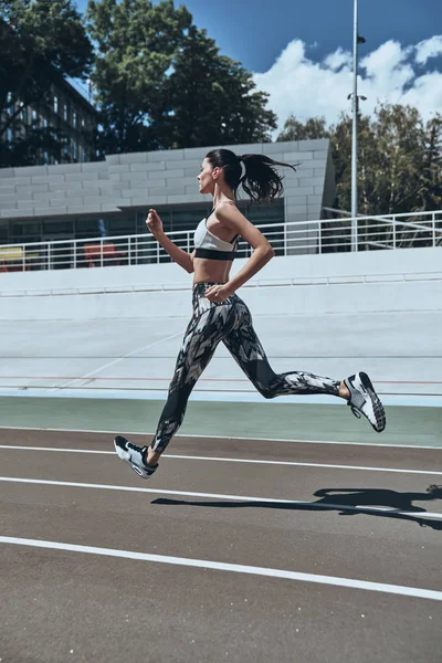 Comprimento Total Mulher Morena Roupas Esportivas Correndo Estádio Pista — Fotografia de Stock