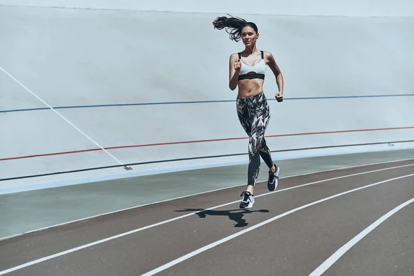 Fuld Længde Brunette Kvinde Sportstøj Kører Track Stadion - Stock-foto