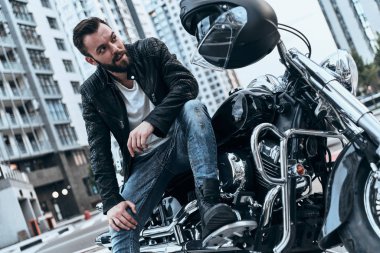 motosiklet üzerinde oturan yakışıklı rockabilly motosikletçi adam 