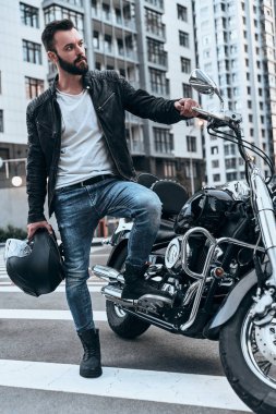 deri ceket ayakta açık havada motosiklet yakınındaki yakışıklı genç adam tam uzunlukta