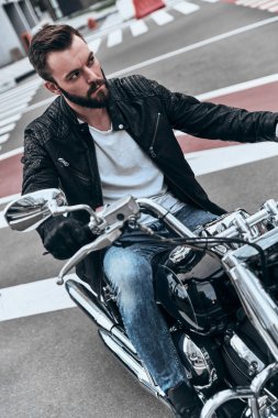 yakışıklı genç adam sokak Road motosiklet sürme 