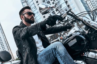 yakışıklı rockabilly motosikletçi adam açık havada motosiklet sürme deri ceketli