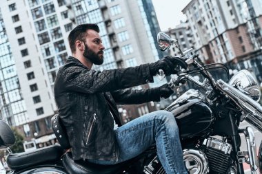 yakışıklı genç motosikletçi üzerinde bisiklete binmek deri ceketli adamı 