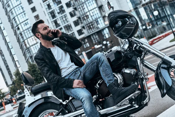 Bonito Jovem Motociclista Homem Jaqueta Couro Sentado Bicicleta Falando Telefone — Fotografia de Stock