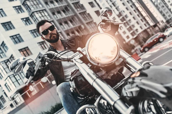 Handsome Rockabilly Motorcyclist Man Leather Jacket Sunglasses Riding Motorbike Outdoors — Stock Photo, Image