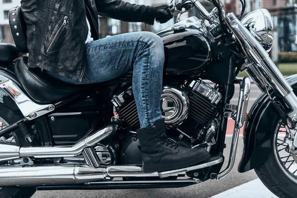 Cropped Image Man Sitting Motorbike — Stock Photo, Image