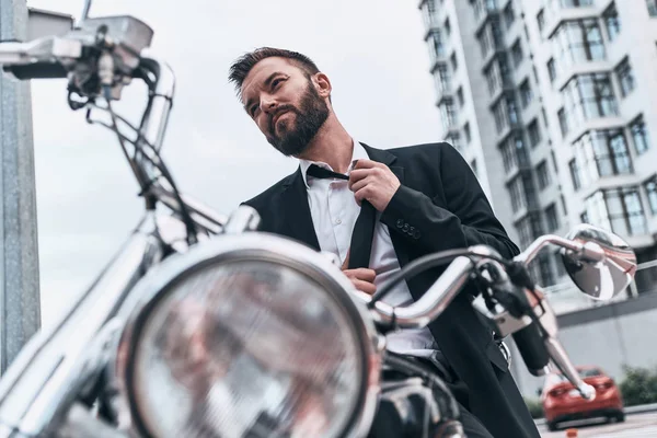 Красивий Молодий Бізнесмен Регулює Краватку Сидячи Мотоциклі — стокове фото