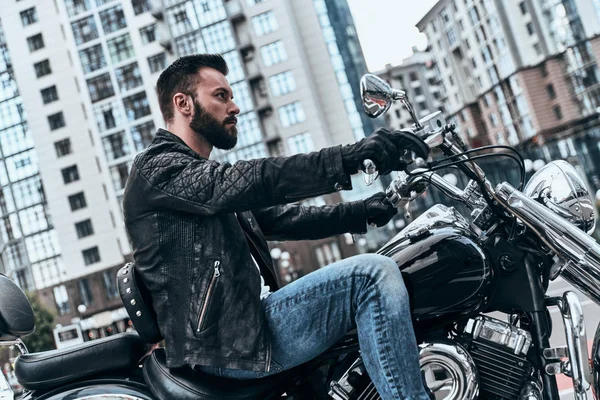 yakışıklı genç motosikletçi üzerinde bisiklete binmek deri ceketli adamı 