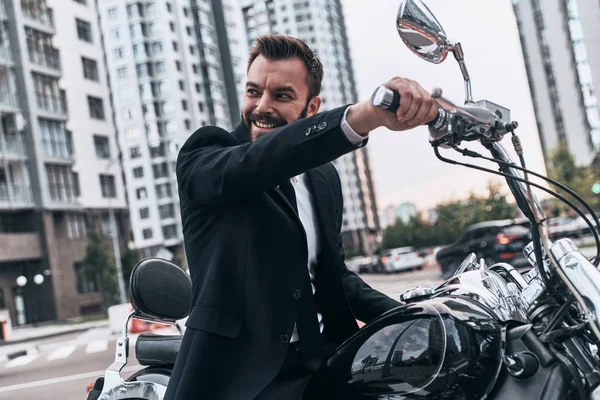 Zarif Adam Açık Havada Motosiklet Üzerinde Otururken Gülümseyen Takım Elbiseli — Stok fotoğraf