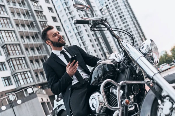 Homem Negócios Moda Segurando Telefone Inteligente Sentado Motocicleta — Fotografia de Stock