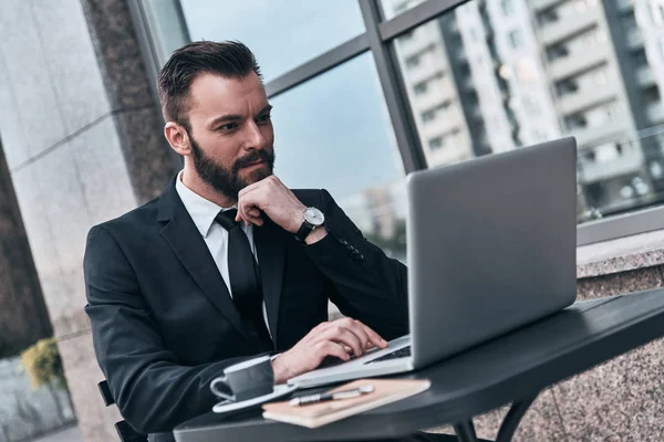 Thinking Man Suit Using Computer Cafe Outdoors — Stock Photo, Image