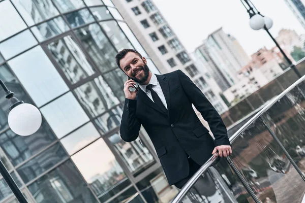 Bonito Sorridente Empresário Terno Falando Telefone Livre Escritório Edifício Vidro — Fotografia de Stock