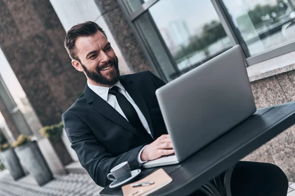 Uśmiechający Się Biznesmen Kolorze Pomocą Laptopa Siedząc Kawiarni Świeżym Powietrzu — Zdjęcie stockowe