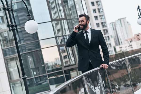 Stilig Affärsman Kostym Prata Telefon Medan Stående Utomhus — Stockfoto