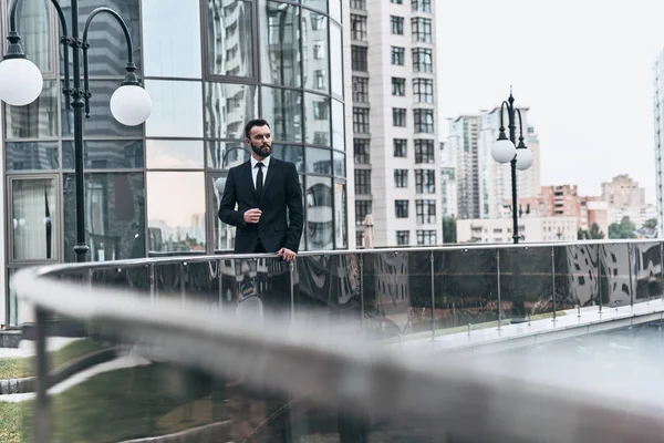 Joven Con Traje Mirando Hacia Otro Lado Mientras Está Parado —  Fotos de Stock