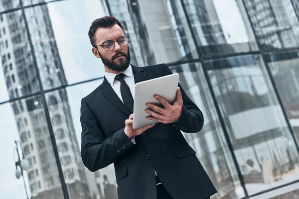Good Looking Young Man Suit Using Digital Tablet While Standing — Stock Photo, Image