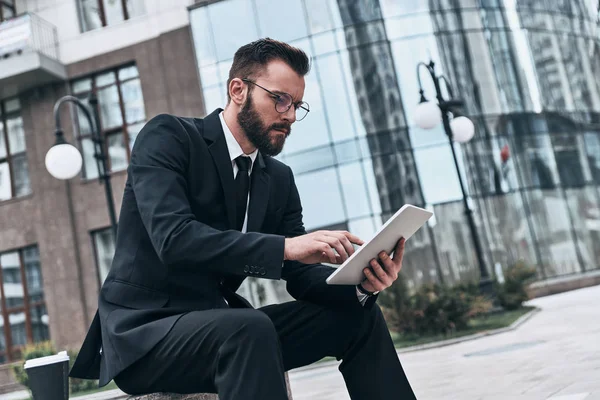 Homme Affaires Costume Utilisant Une Tablette Numérique Tout Étant Assis — Photo