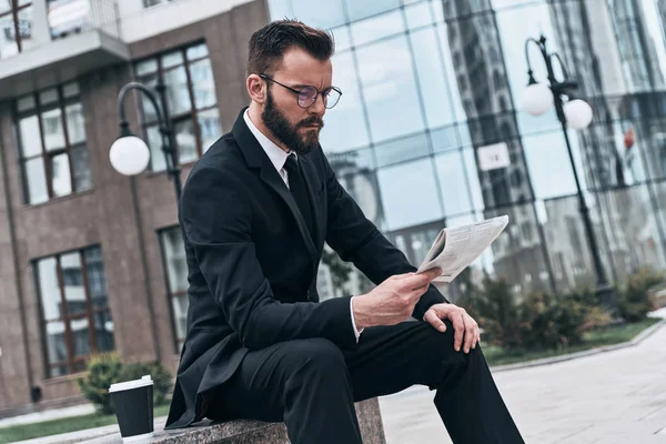 Serious Businessman Suit Reading Newspaper While Sitting Outdoors — Stock Photo, Image