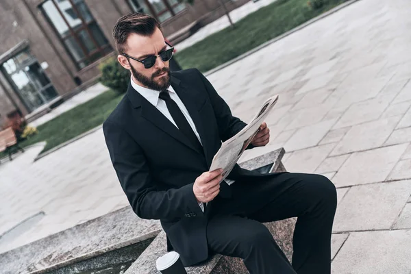 Açık havada gazete ile işadamı